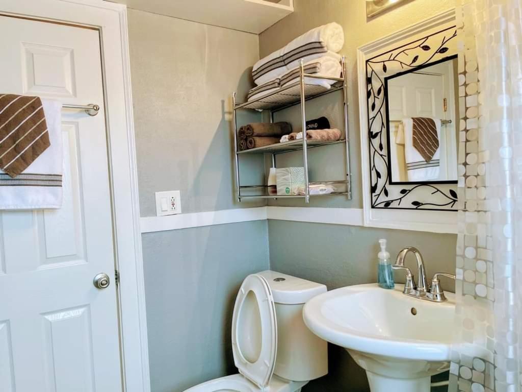 2 Bedroom Apt Near Great Lakes Naval Base And 6 Flags ウォキーガン エクステリア 写真